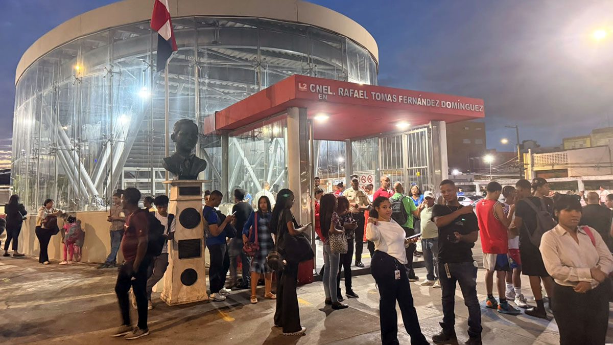 Tren del Metro de Santo Domingo detenido en una estación durante una avería en 2026