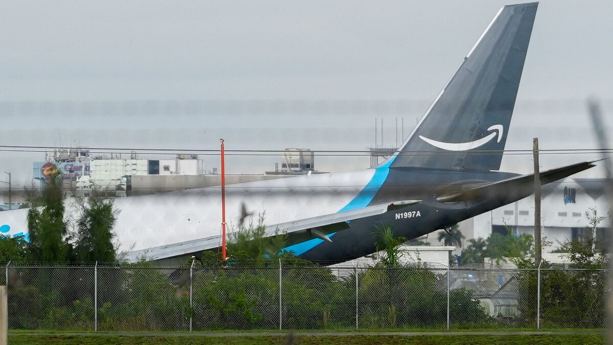 Boeing 767-300 de carga de Amazon accidentado en el Aeropuerto Internacional de Miami con columna de humo visible