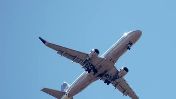 Equipos de la Guardia Costera de Estados Unidos realizando operativo de búsqueda y rescate frente a la costa de Massachusetts cerca de Nantucket