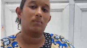 Familia dominicana sostiene a un bebé mientras pide ayuda solidaria para costear tratamiento médico
