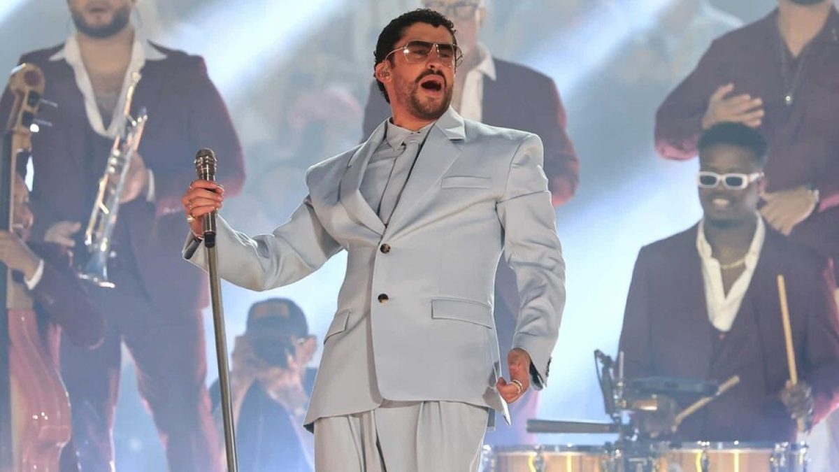 Bad Bunny durante el espectáculo de medio tiempo del Super Bowl LX con banderas de países americanos en el escenario
