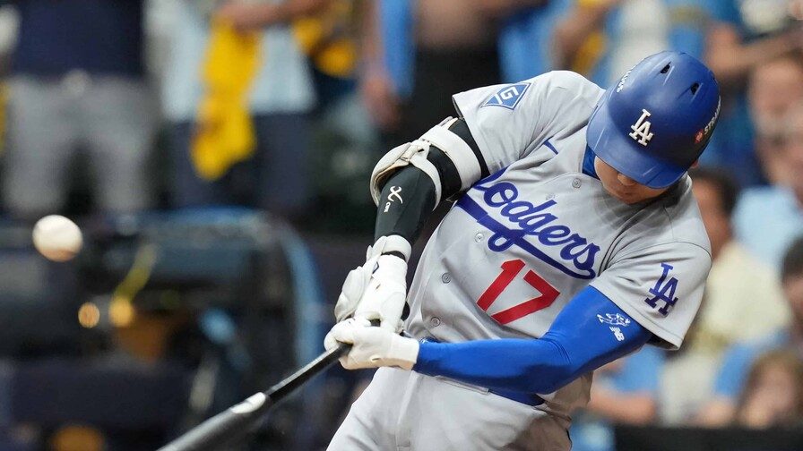 Shohei Ohtani en el plato con uniforme de los Dodgers durante la postemporada 2026
