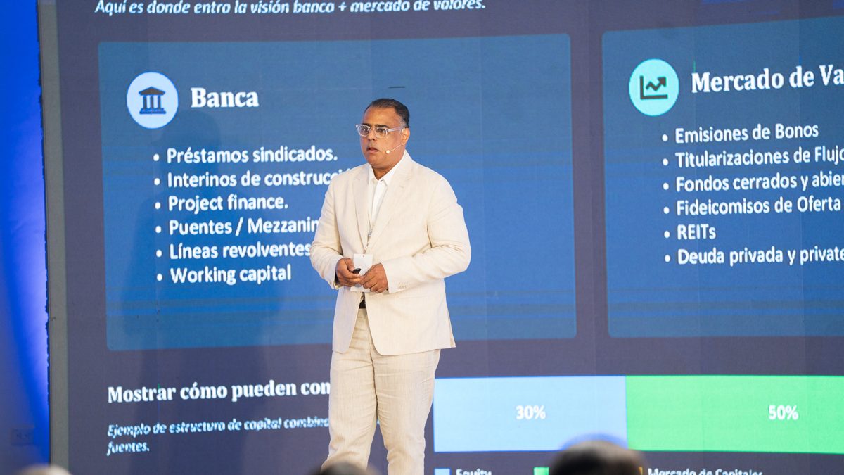 Ariel Uribe, director ejecutivo de Faurce Financial Group, durante su conferencia en el CIFA celebrado en Boca Chica, República Dominicana