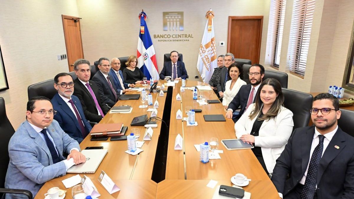 Gobernador Valdez Albizu reunido con ejecutivos de Mastercard para Latinoamérica en el Banco Central de República Dominicana