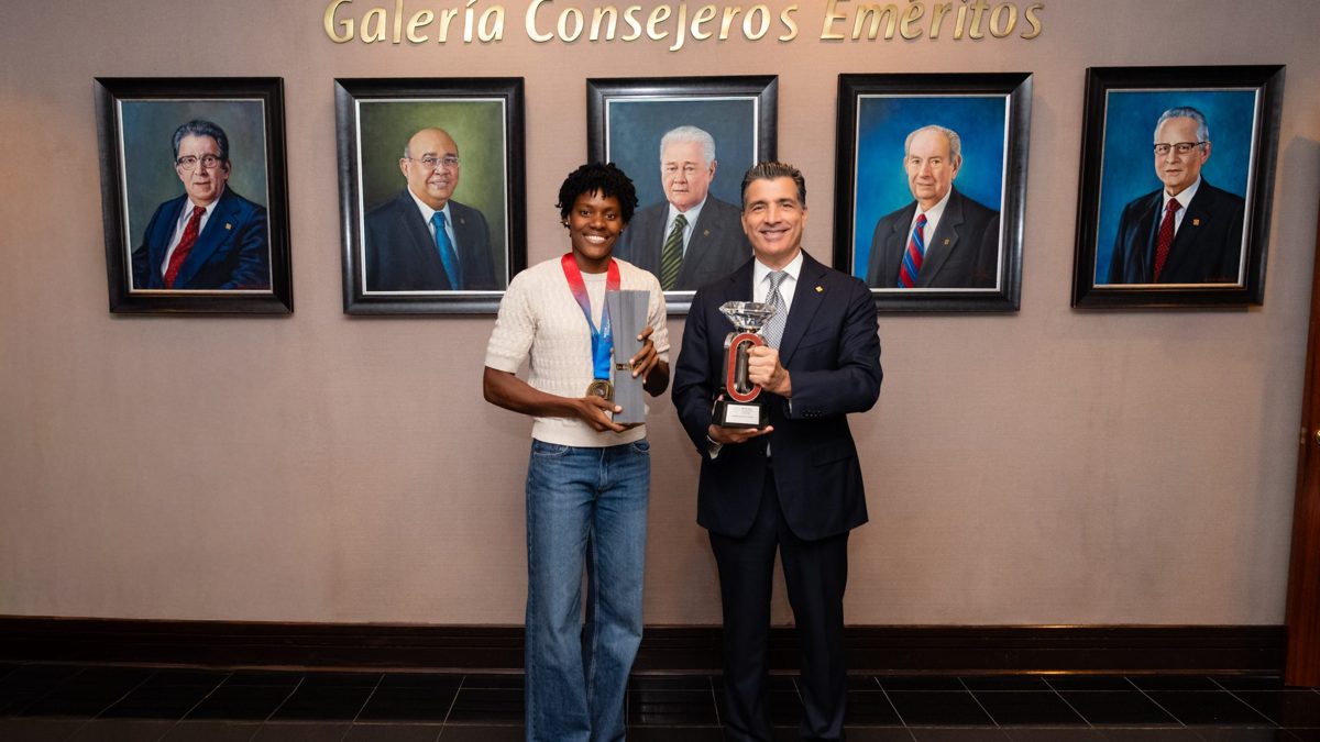 Marileidy Paulino junto al presidente ejecutivo del Banco Popular Christopher Paniagua durante el reconocimiento en la Torre Popular