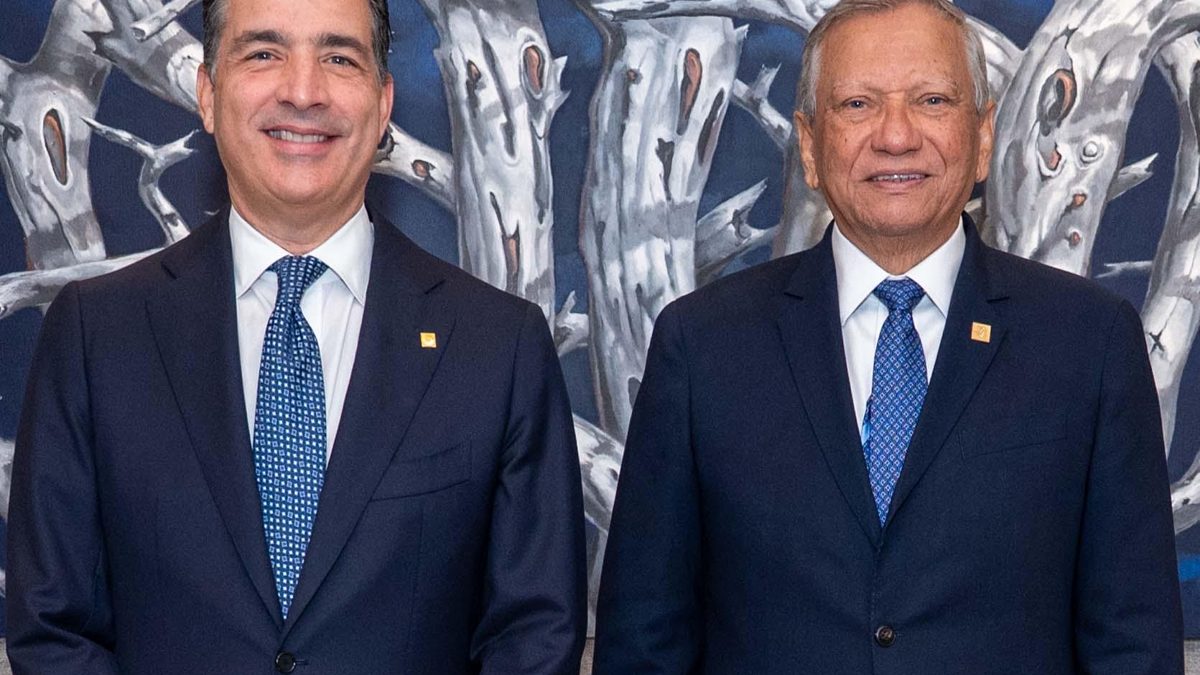 Ejecutivos de Banreservas y Banco Popular durante encuentro sobre el sistema financiero dominicano