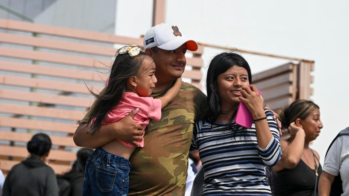 Tripulantes ecuatorianos de barcos hundidos por EE.UU. llegan al puerto de Manta entre familiares