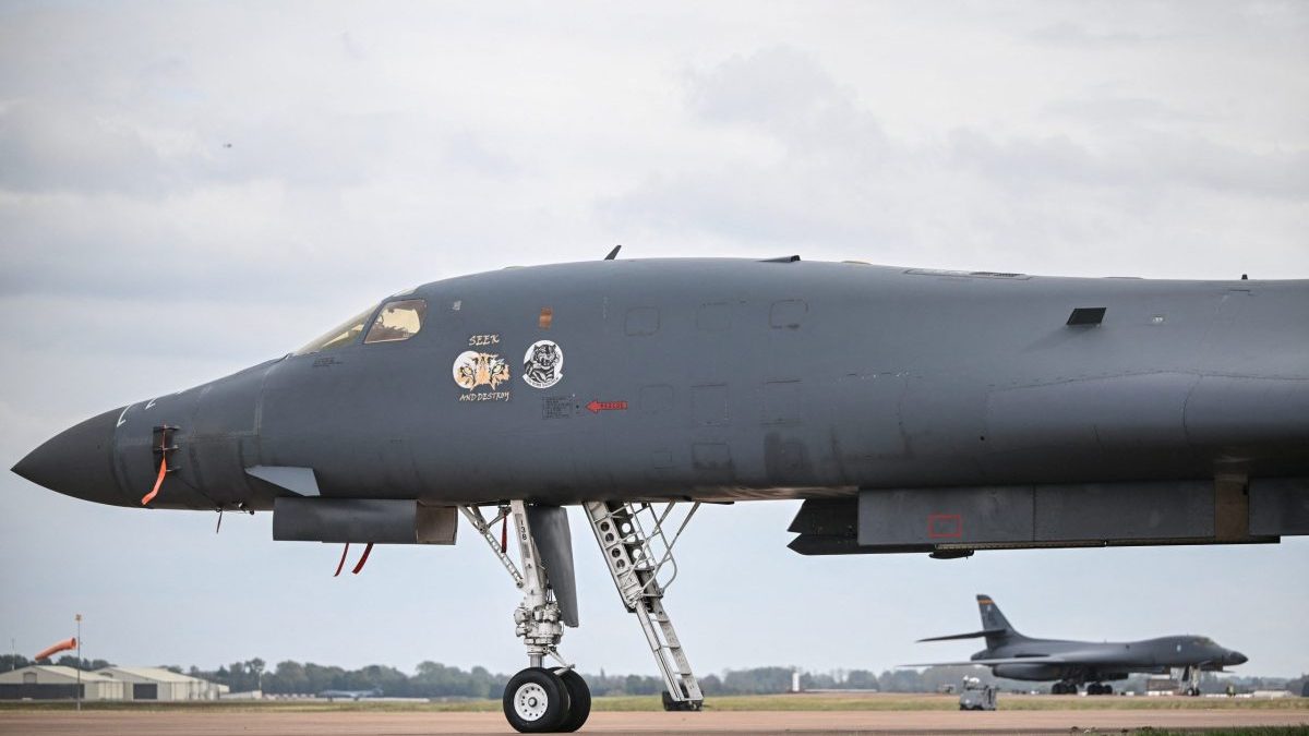 Bombardero B-1 de la Fuerza Aérea de EE.UU. despegando de la base aérea de Fairford en Reino Unido