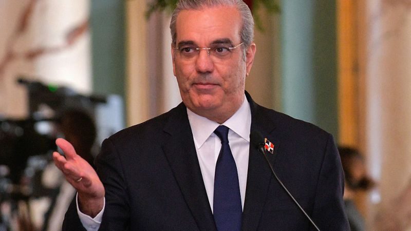 Presidente Luis Abinader junto a funcionarios anunciando acuerdo de cooperación militar con EE.UU. contra el narcotráfico en República Dominicana