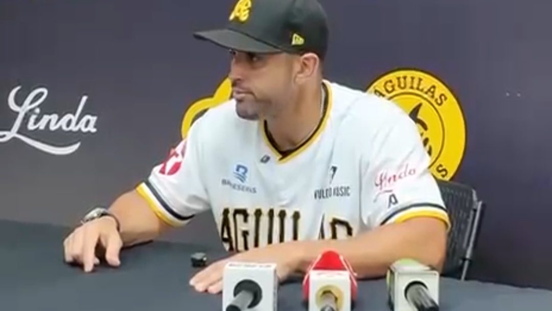 Luis Pipe Urueta en el dugout de las Águilas Cibaeñas durante un partido del béisbol invernal dominicano