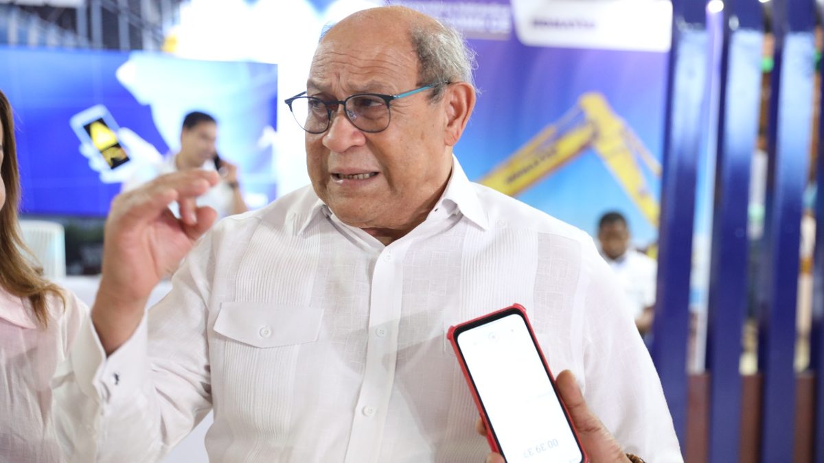 Ministro Rafael Santos junto a representantes de ASONAHORES en feria turística en BlueMall Punta Cana
