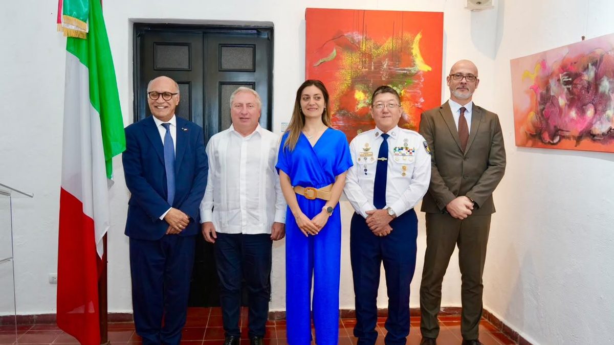 Agentes de Politur junto al embajador italiano Sergio Maffettone en el acto de lanzamiento del programa de becas en Casa de Italia, Ciudad Colonial