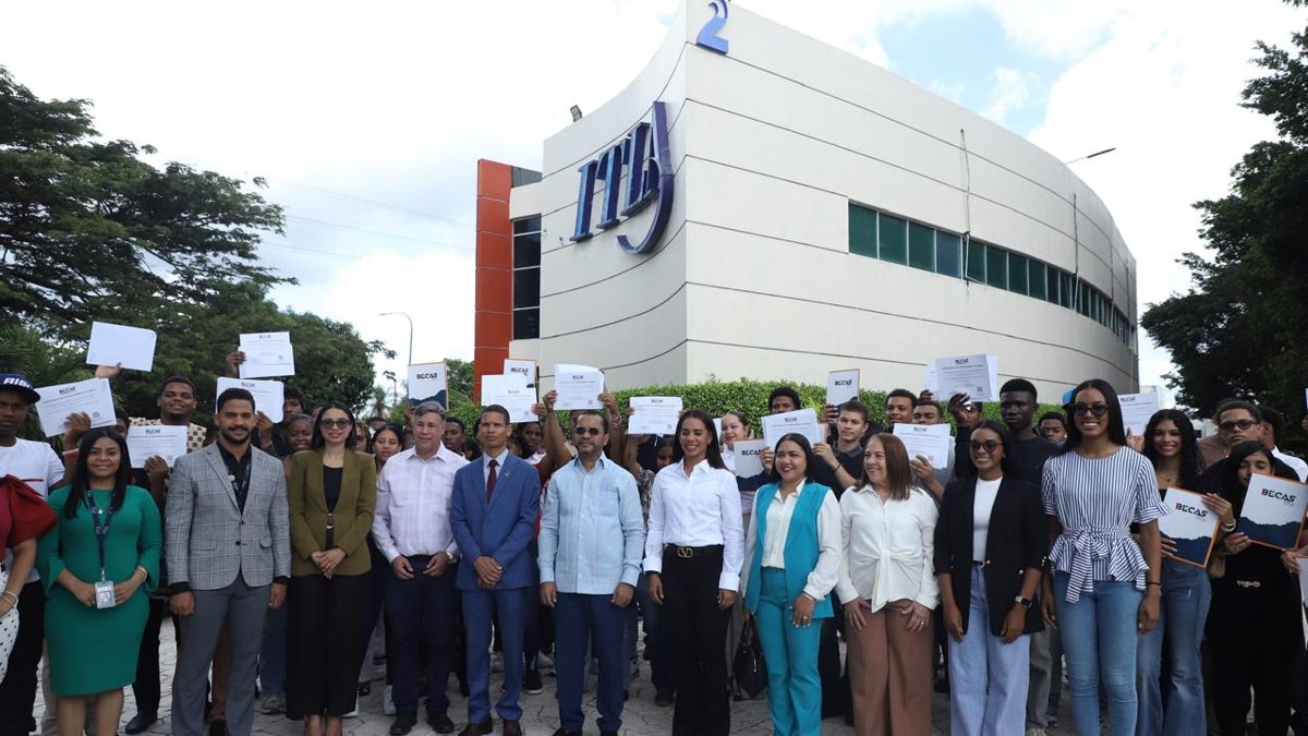 Alcaldesa Betty Gerónimo y rector del ITLA Jimmy Rosario Bernard en entrega de 600 becas a jóvenes del programa BTI en Santo Domingo Norte