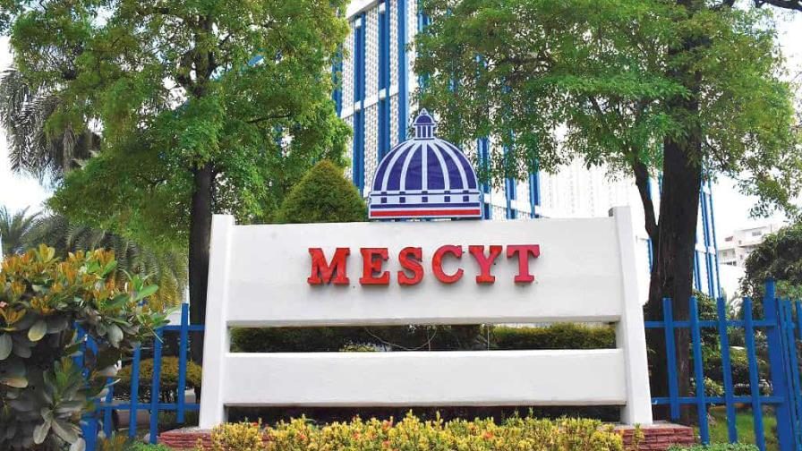 Ministro Rafael Santos Badía hablando en el 48 aniversario del MESCyT en Santo Domingo