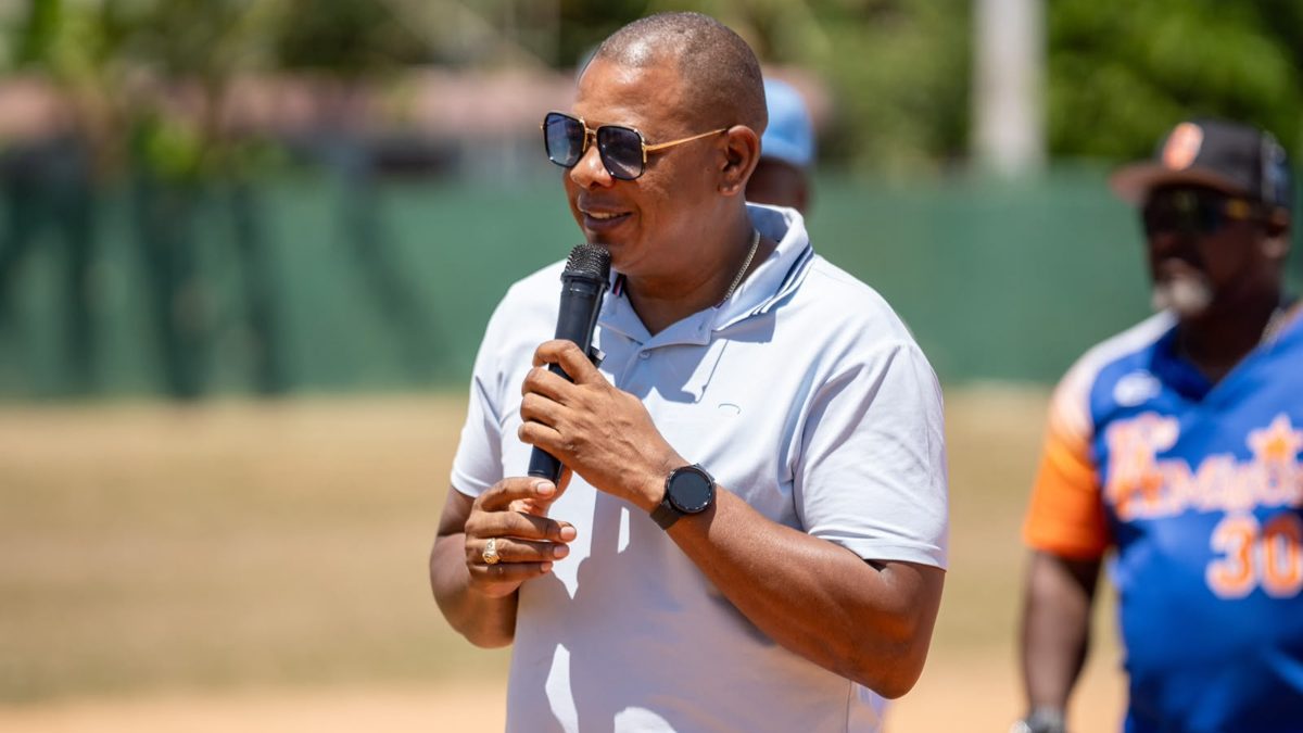 Jóvenes jugadores de béisbol en eliminatorias de ABEPSANCRIS en la provincia San Cristóbal