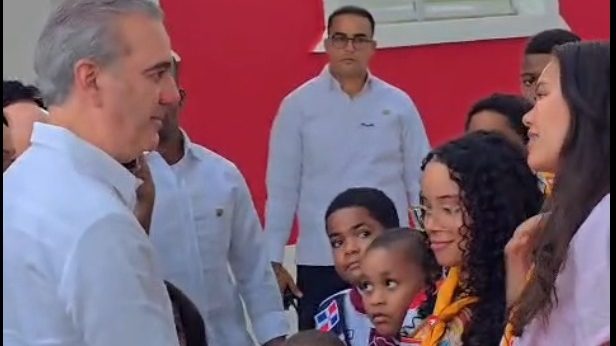 Jóvenes del Club de Conquistadores Adventistas entregando la Biblia al presidente Luis Abinader en Santo Domingo