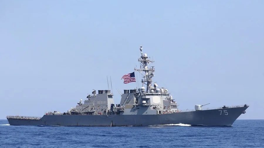 Buque de guerra de la Marina de EE.UU. patrullando el estrecho de Ormuz durante el bloqueo marítimo a Irán
