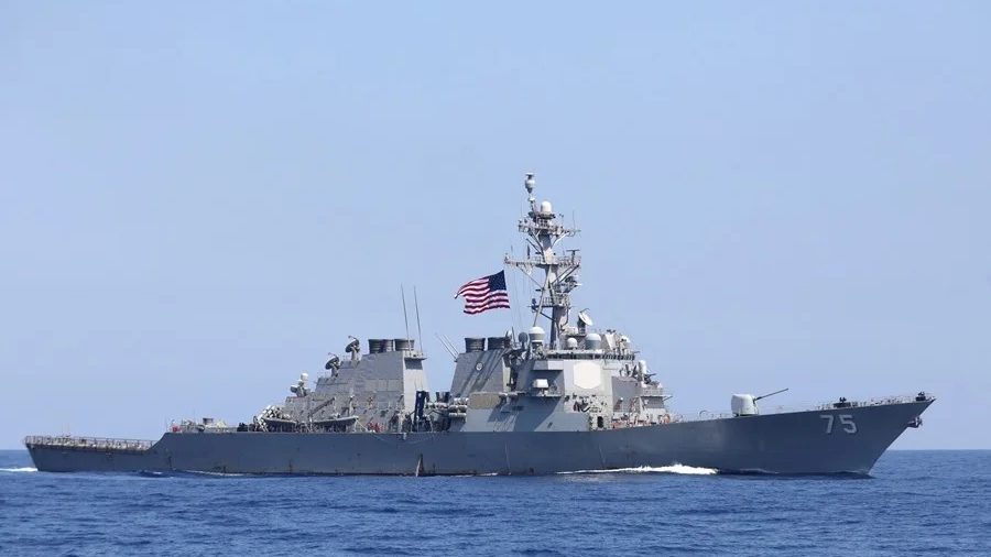 Barcos comerciales navegando en el estrecho de Ormuz con presencia de buques militares de EE.UU.