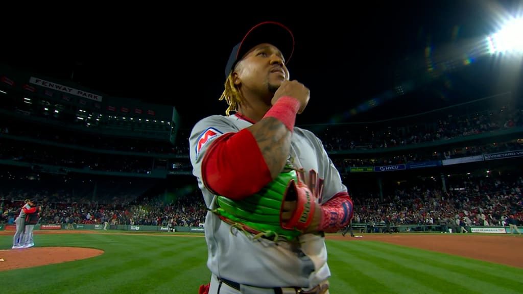 Jugadores de los Guardianes de Cleveland celebrando su clasificación a la postemporada tras vencer a Boston en Fenway Park