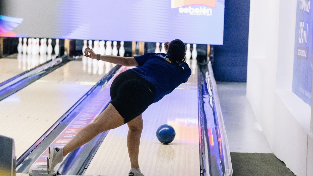Bolichista colombiana lanzando la bola durante la final femenina en el Sebelén Entertainment Center