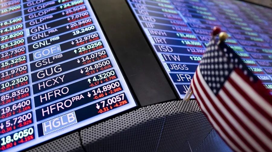 Pantalla de cotizaciones bursátiles mostrando caídas en las bolsas europeas con gráficas en rojo