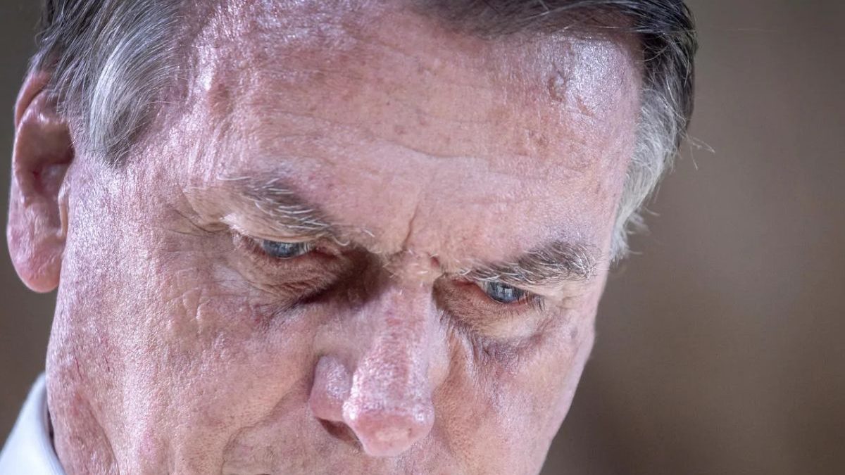 Jair Bolsonaro saludando seguidores en un acto público en Brasil antes de su condena