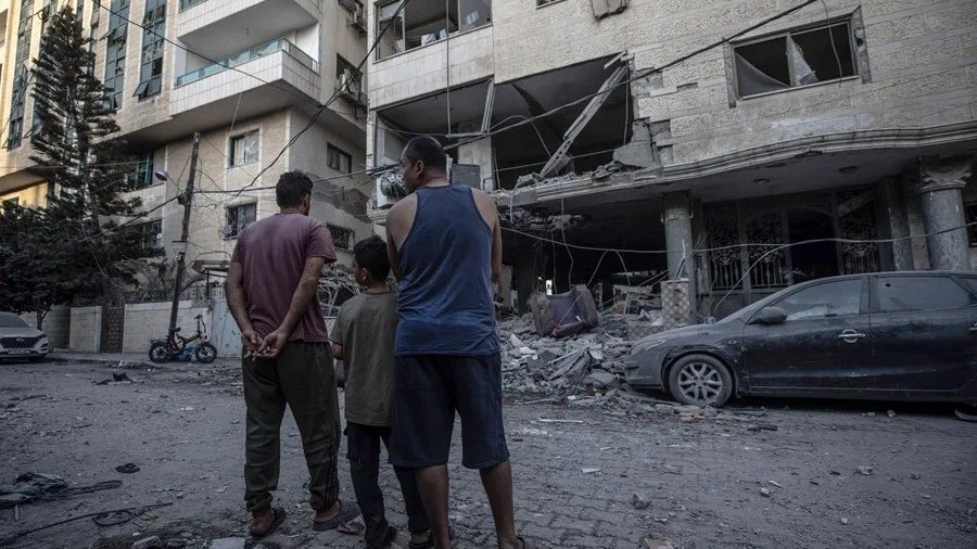 Trabajadores de Defensa Civil palestina rescatan cuerpos entre escombros de edificio residencial bombardeado en Gaza