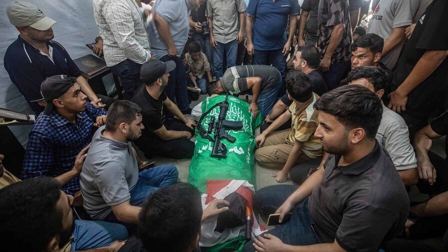 Edificios destruidos por bombardeos en Gaza mientras familias caminan entre escombros en el tercer aniversario del 7 de octubre