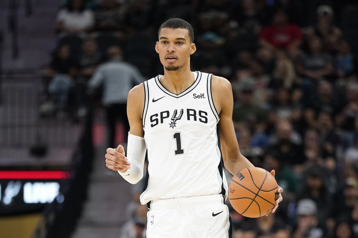 El pívot francés Victor Wembanyama con el uniforme de los San Antonio Spurs en la cancha