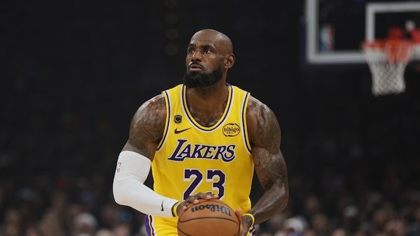 LeBron James con camiseta de los Philadelphia 76ers en su última temporada en la NBA