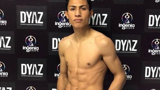 Boxeador Arturo Lobito Torres en el ring durante una pelea profesional en Mexicali, México