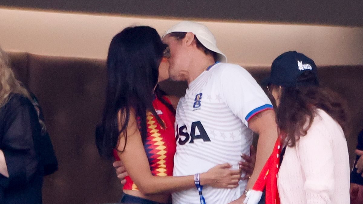 Brad Pitt e Inés De Ramón besándose en un palco del SoFi Stadium durante el Mundial