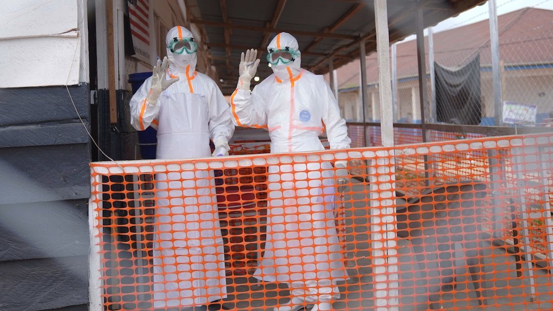 Trabajador de salud con traje de protección atendiendo pacientes de ébola en la República Democrática del Congo