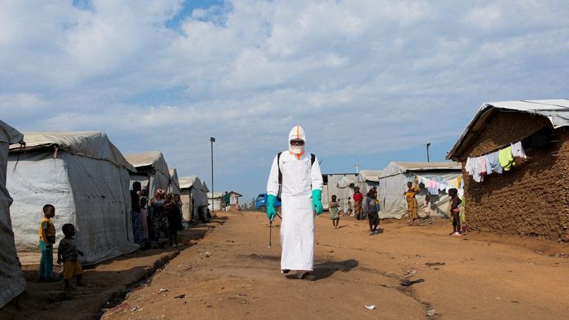 Trabajadores de salud con equipos de protección durante el brote de ébola en la República Democrática del Congo
