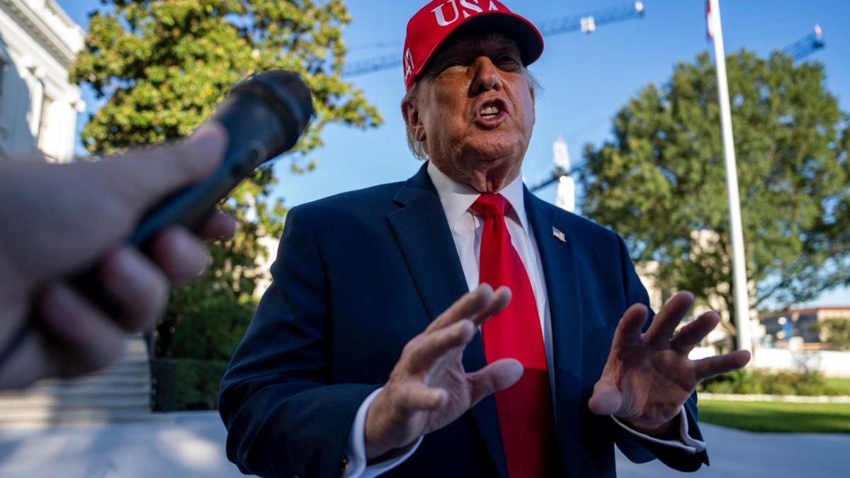 Donald Trump hablando con periodistas en la Casa Blanca sobre el brote de peste neumónica en Rusia