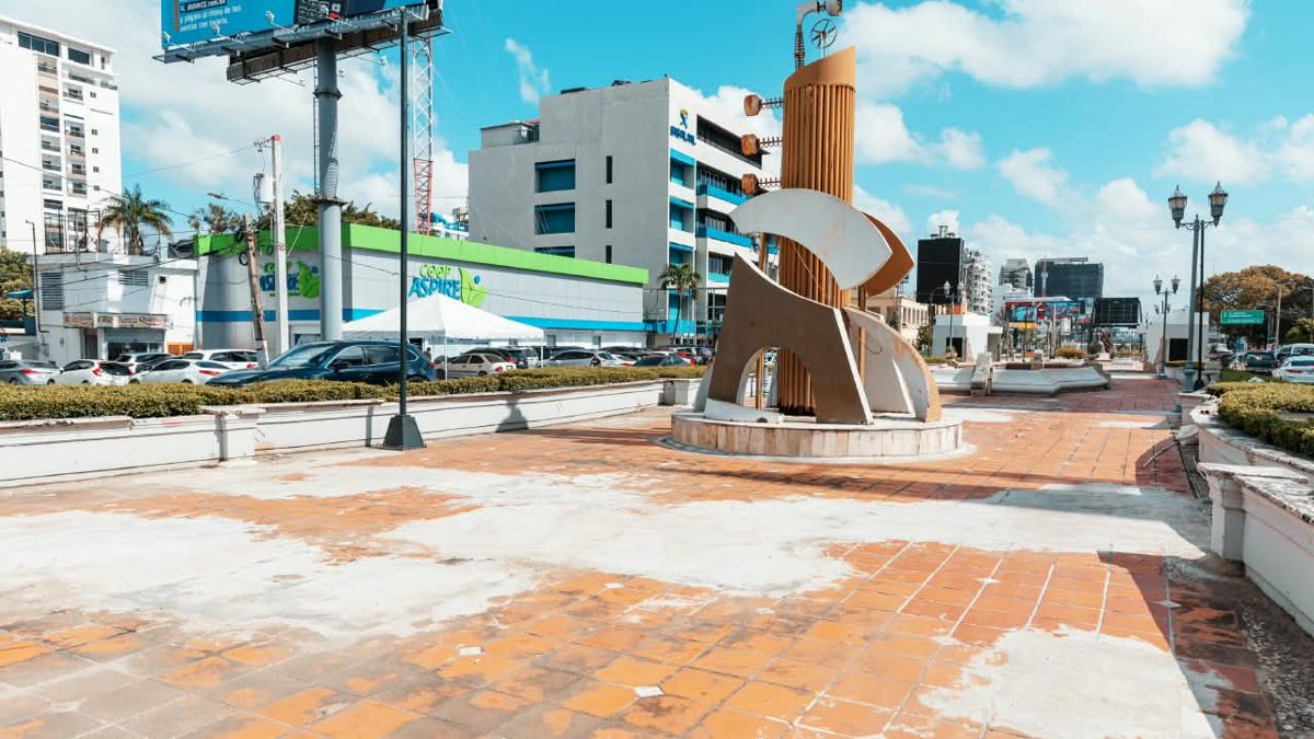 Trabajadores municipales iniciando obras de renovación en el Bulevar de la 27 de Febrero en Santo Domingo