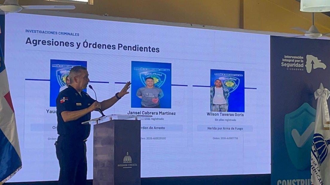 Vocero de la Policía Nacional Diego Pesqueira durante conferencia de prensa en Santiago sobre entrega de hombres buscados por homicidio