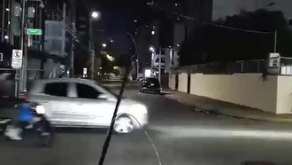 Cable caído en medio del carril de la calle Manuel de Jesús Troncoso detrás de Plaza Central en Santo Domingo
