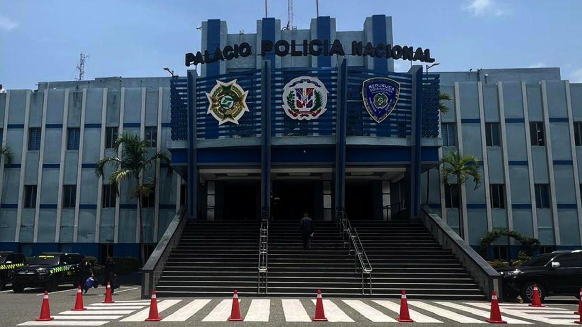 Paquetes de presunta cocaína, armas y dinero ocupados en operativo policial en Santo Domingo Este