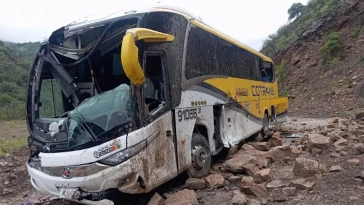 Bus de transporte público accidentado al borde de un barranco en la vía Salgar-Andes, Antioquia, Colombia