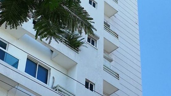 Edificio residencial de varios pisos en el Distrito Nacional donde un adolescente perdió la vida al caer desde el décimo piso