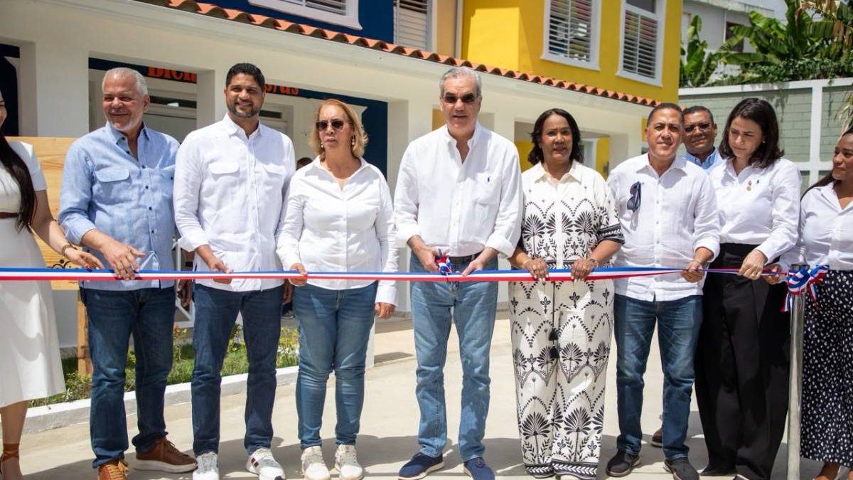 Presidente Luis Abinader junto a la directora del Inaipi en la inauguración del Caipi de Canastica, San Cristóbal