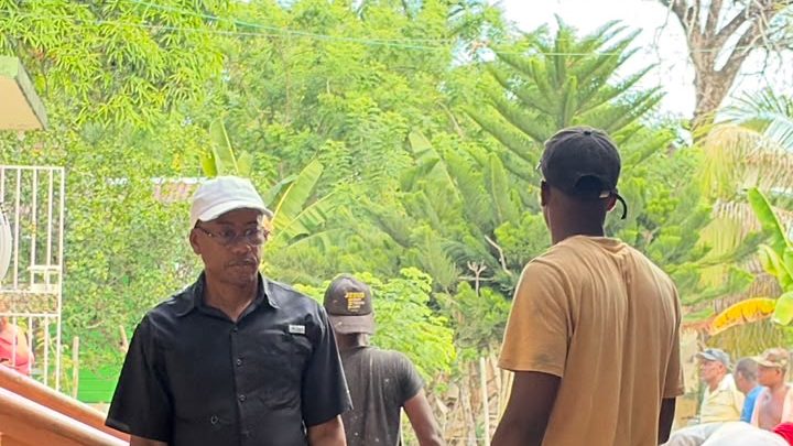 Trabajadores construyendo callejón en hormigón en sector de Arroyo Barril, Samaná