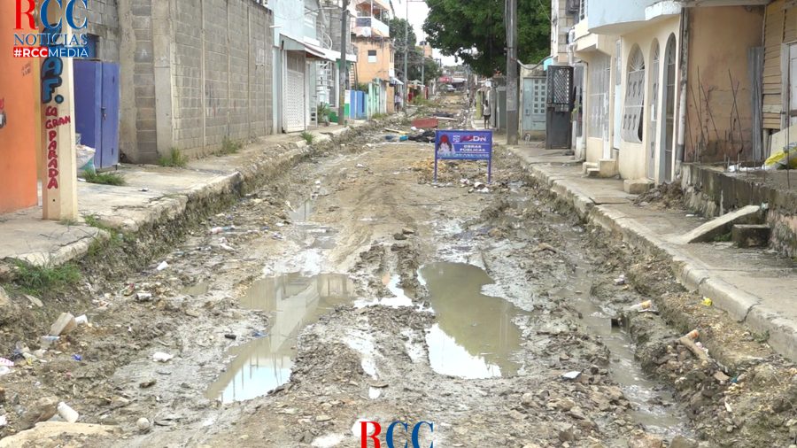 Calle Sánchez en el sector Carlos Álvarez de Villa Mella con hoyos, charcos y basura acumulada