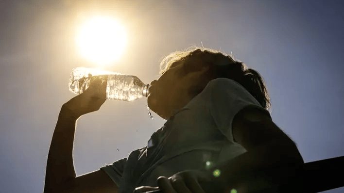 Termómetro marcando altas temperaturas bajo sol intenso en República Dominicana durante alerta de calor extremo