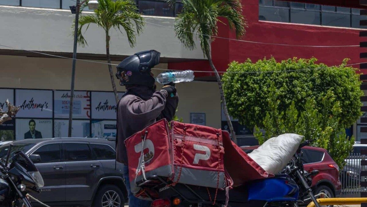 Persona bajo el sol intenso en una calle de República Dominicana durante ola de calor en agosto de 2025