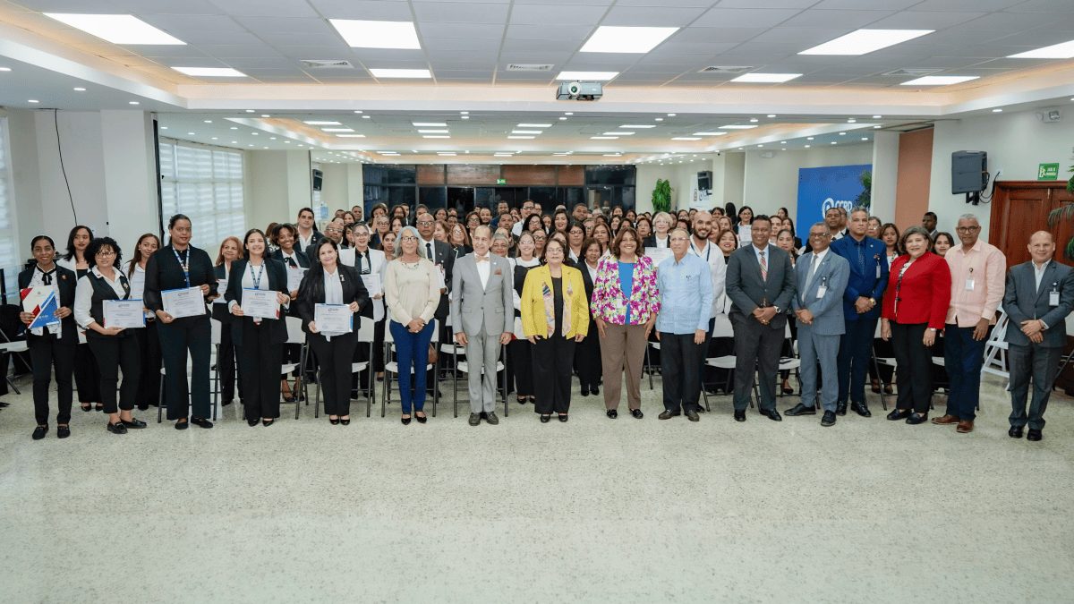 Presidenta Emma Polanco Melo entrega certificados a colaboradores capacitados en la Cámara de Cuentas de República Dominicana