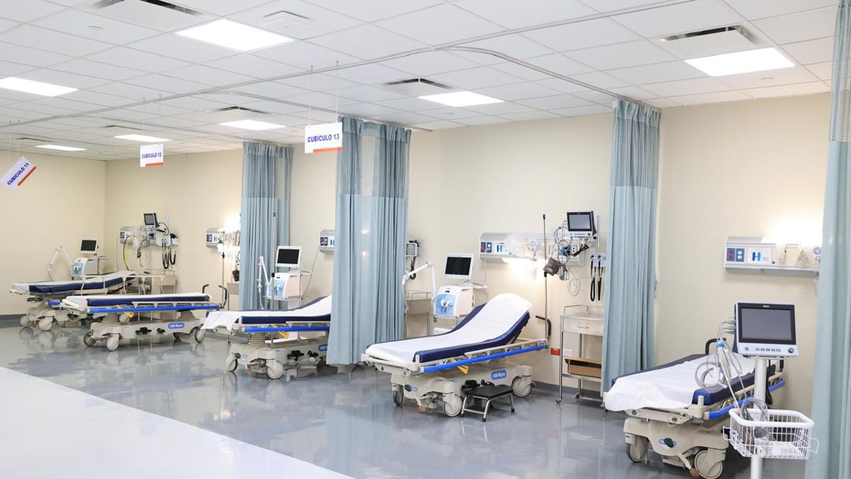 Director del SNS Julio Landrón en rueda de prensa sobre disponibilidad de camas en hospitales públicos dominicanos