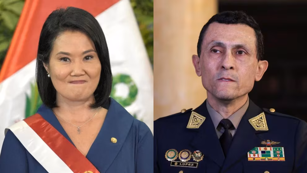 Presidenta Keiko Fujimori presidiendo ceremonia de cambio de mando en la Policía Nacional de Perú, con uniformes policiales en formación