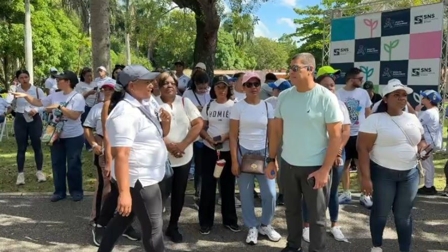 Participantes en la caminata de salud mental Calma Respira y Conecta en el Jardín Botánico Nacional de Santo Domingo